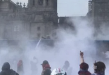 Marchas en el 8M: policías intentan disuadir con gas a las manifestantes en CDMX.