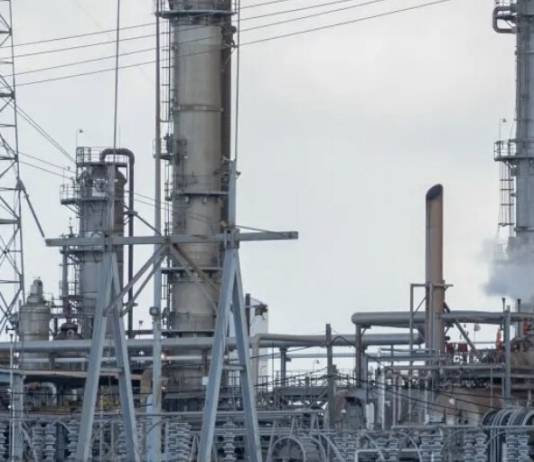 Una nueva refinería en el sur de Texas podría generar empleos, pero también riesgos ambientales.