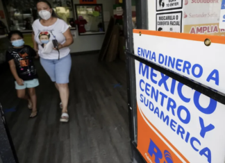 Orden de Trump complicaría a inmigrantes indocumentados el envío de remesas.