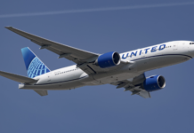 Caos en vuelo de United: hombre intentó abrir la puerta del avión a 36,000 pies de altura.
