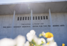 Un juez afirma que la junta directiva del Kennedy Center violó la ley al poner el nombre de Trump en el edificio y bloquea su cierre.