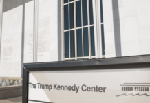 Trump arremete contra el juez que bloqueó la renovación del Kennedy Center y se enfurece por sus reveses legales.