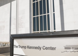 Trump arremete contra el juez que bloqueó la renovación del Kennedy Center y se enfurece por sus reveses legales.