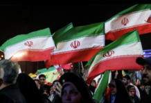 Irán responde a EU: lanza ataque contra una base aérea tras agresión en la isla de Sirik.