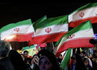 Irán responde a EU: lanza ataque contra una base aérea tras agresión en la isla de Sirik.
