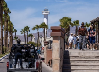Detienen a dos personas y aseguran armas tras agresión armada en Los Cabos que dejó un estadounidense muerto y seis heridos.