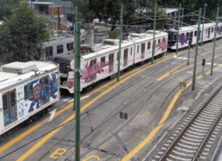 Falla el Tren Ligero en ruta al Estadio Azteca a 10 días del Mundial; queda ladeado sobre las vías.