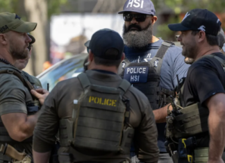 DHS defiende que ICE deje de rastrear muertes tras liberaciones de detenidos.
