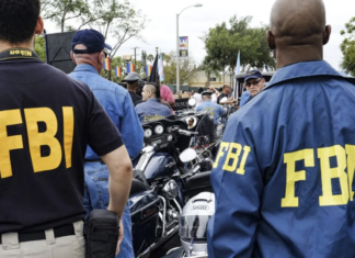 FBI arresta a tres hombres por financiar ataques con drones en contra de tropas estadounidenses.