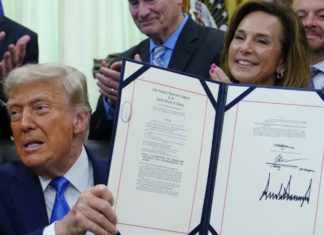 Trump firma la Secure America Act y blinda fondos para ICE y CBP hasta 2029.
