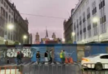 Amanece blindado el Zócalo de la CDMX mientras aficionados esperan ingresar al Fan Fest del Mundial.