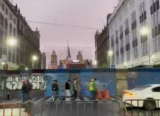 Amanece blindado el Zócalo de la CDMX mientras aficionados esperan ingresar al Fan Fest del Mundial.
