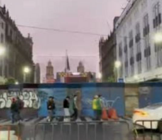 Amanece blindado el Zócalo de la CDMX mientras aficionados esperan ingresar al Fan Fest del Mundial.