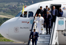 Avión en el que viaja el papa León XIV presenta una falla técnica previo a su despegue hacia Roma.
