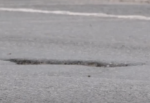 Los equipos del Departamento de Transporte de Texas (TxDOT) reparan casi 50 baches en la autopista 48 en el condado de Cameron antes de la llegada del mal tiempo.