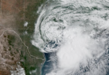 Las peligrosas inundaciones provocadas por la tormenta tropical Arthur, la primera de la temporada en el Atlántico, amenazan la costa del Golfo.