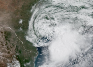 Las peligrosas inundaciones provocadas por la tormenta tropical Arthur, la primera de la temporada en el Atlántico, amenazan la costa del Golfo.