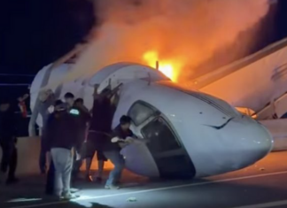 Una persona murió cuando una avioneta se estrelló en la carretera de Laredo. Varias personas dejaron sus vehículos para intentar ayudar.