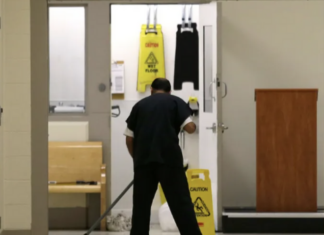 ICE afirma que inmigrantes detenidos no son empleados ni tienen derecho a un salario.