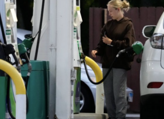 Los precios de la gasolina en EE. UU. caen por debajo de los 4 dólares por primera vez desde marzo, pero aún son un 25% más altos que el año pasado.
