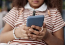 El 13% de las infancias en México son víctimas de abuso o explotación sexual digital; Facebook y WhatsApp, las principales redes usadas.
