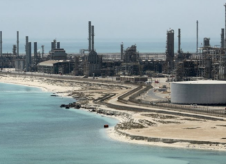 Irán inicia conversaciones con empresas japonesas para vender petróleo tras exención de sanciones de EU.