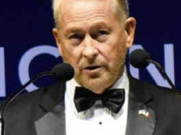 “Los cárteles terroristas y cualquiera que los financie o apoye rendirán cuentas”, advierte el embajador Ronald Johnson.