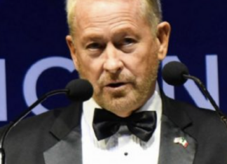 “Los cárteles terroristas y cualquiera que los financie o apoye rendirán cuentas”, advierte el embajador Ronald Johnson.