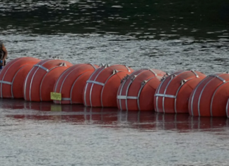 Río Bravo arrastra muro flotante de Abbott que buscaba frenar a inmigrantes.