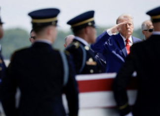 Trump recibe los cuerpos de los cuatro soldados estadounidenses caídos en el conflicto con Irán.