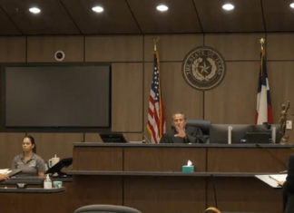 Un juez autoriza que la demanda por homicidio culposo presentada por la animadora de Weslaco siga adelante.