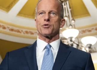 John Thune dice que no hay votos en el Senado para aprobar plan republicano de $95,000 millones.