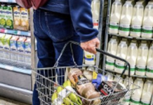 Menos carne y más cupones: familias en EU cambian sus hábitos de compra tras el aumento de precios.
