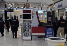 Tiroteo en centro comercial Deerbrook Mall de Texas deja dos heridos y un detenido.