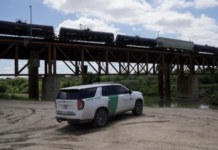 Once personas fueron acusadas por la muerte de siete migrantes en un contenedor ferroviario durante un caso de tráfico ilícito en Texas.