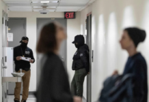 ¿Por qué son preocupantes las audiencias masivas en cortes para deportaciones de inmigrantes?