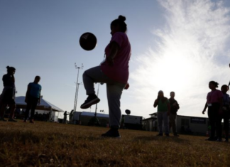 Miles de niños migrantes en Estados Unidos podrían enfrentarse a nuevos riesgos de deportación al expirar el acuerdo de asistencia jurídica.