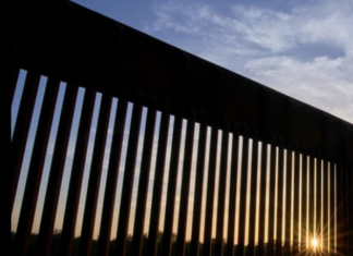 Un juez federal permite que el Departamento de Seguridad Nacional (DHS) continúe con la construcción de un muro fronterizo a través del sistema de diques de un pequeño pueblo de Texas.