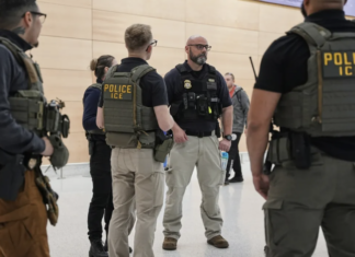 Familias y conocidos de jóvenes hispanos son los más afectados por las políticas migratorias de Trump, revela encuesta.