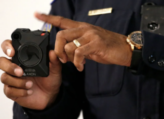 ICE estrenará cámaras corporales, pero decidirá qué videos de operativos hará públicos.
