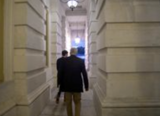 Los senadores abandonan sus cargos sin cumplir con las exigencias de Trump para la votación del proyecto de ley.