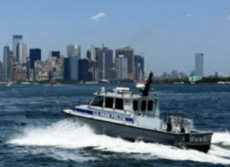 Mueren una bebé y una mujer tras la volcadura de embarcación en el puerto de Nueva York.