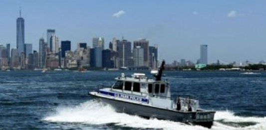 Mueren una bebé y una mujer tras la volcadura de embarcación en el puerto de Nueva York.