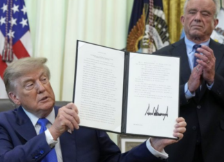 Trump firma una orden que exige espaciar las vacunas infantiles, en contra de las recomendaciones de los grupos médicos.