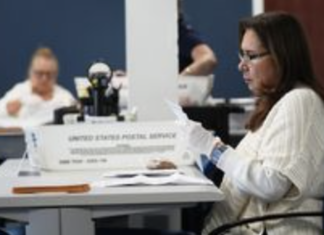 Un juez vuelve a prohibir al gobierno de Trump implementar la orden que buscaba limitar el voto por correo.