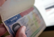 Estados Unidos revoca más de 600 visas y crea grupo contra el “turismo de nacimiento” en el país.