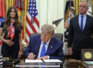 Los médicos afirman que la orden de Trump sobre la vacuna generará temores, causará confusión y pondrá en peligro a los niños.