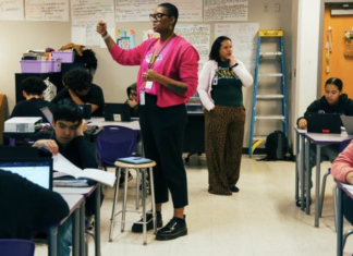 El gobernador Greg Abbott propone limitar aún más el tiempo frente a las pantallas en las aulas de primaria y secundaria.