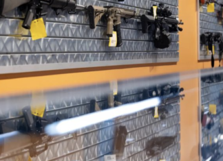 Se levantan las restricciones sobre ciertas armas de fuego y silenciadores para algunos residentes de Texas tras la entrada en vigor de la orden judicial.