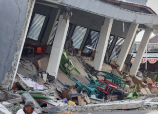 Indonesia sube a más de 50 los muertos tras el terremoto de 7.7 grados.